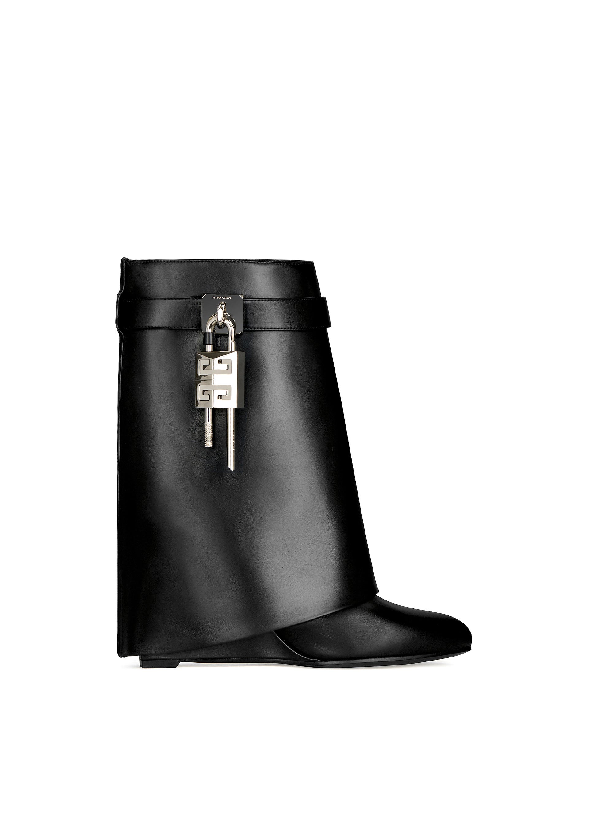 ジバンシィが伊勢丹新宿店に『シャークロック ブーツ』のポップアップ