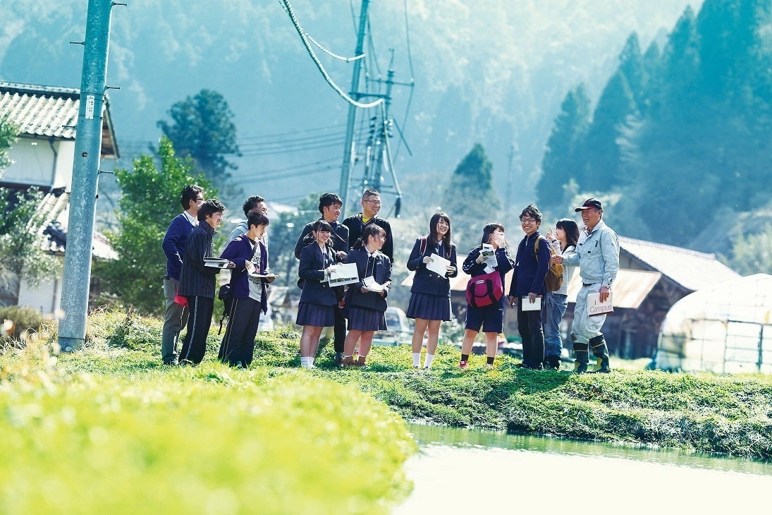 高校生が地域に出てフィールドワークする様子（島根県雲南市内）