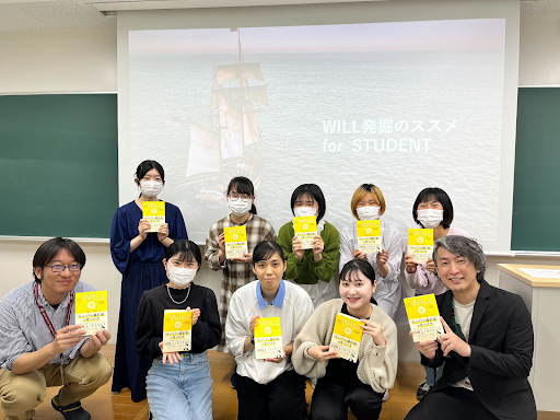 写真は寄贈先の１つであるお茶の水女子大学の学生さんと（ローンディール提供）