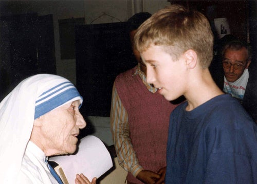 マザーテレサと対面するクレイグ少年