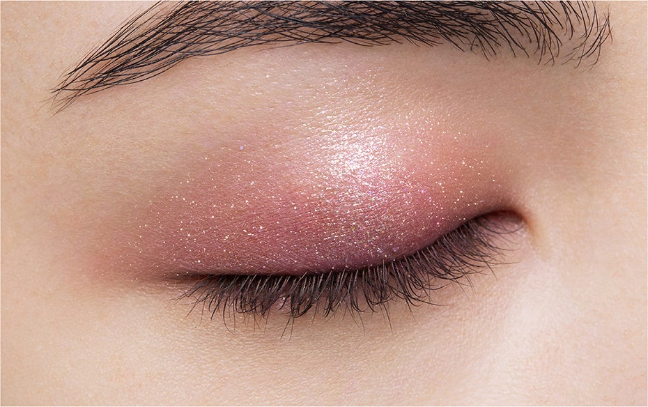 パラドゥ　シングルアイシャドウ ＜WN01 プリズムバーガンディ＞（仕上がりイメージ目閉じ）