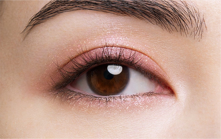 パラドゥ　シングルアイシャドウ ＜WN01 プリズムバーガンディ＞（仕上がりイメ―ジ目開き）