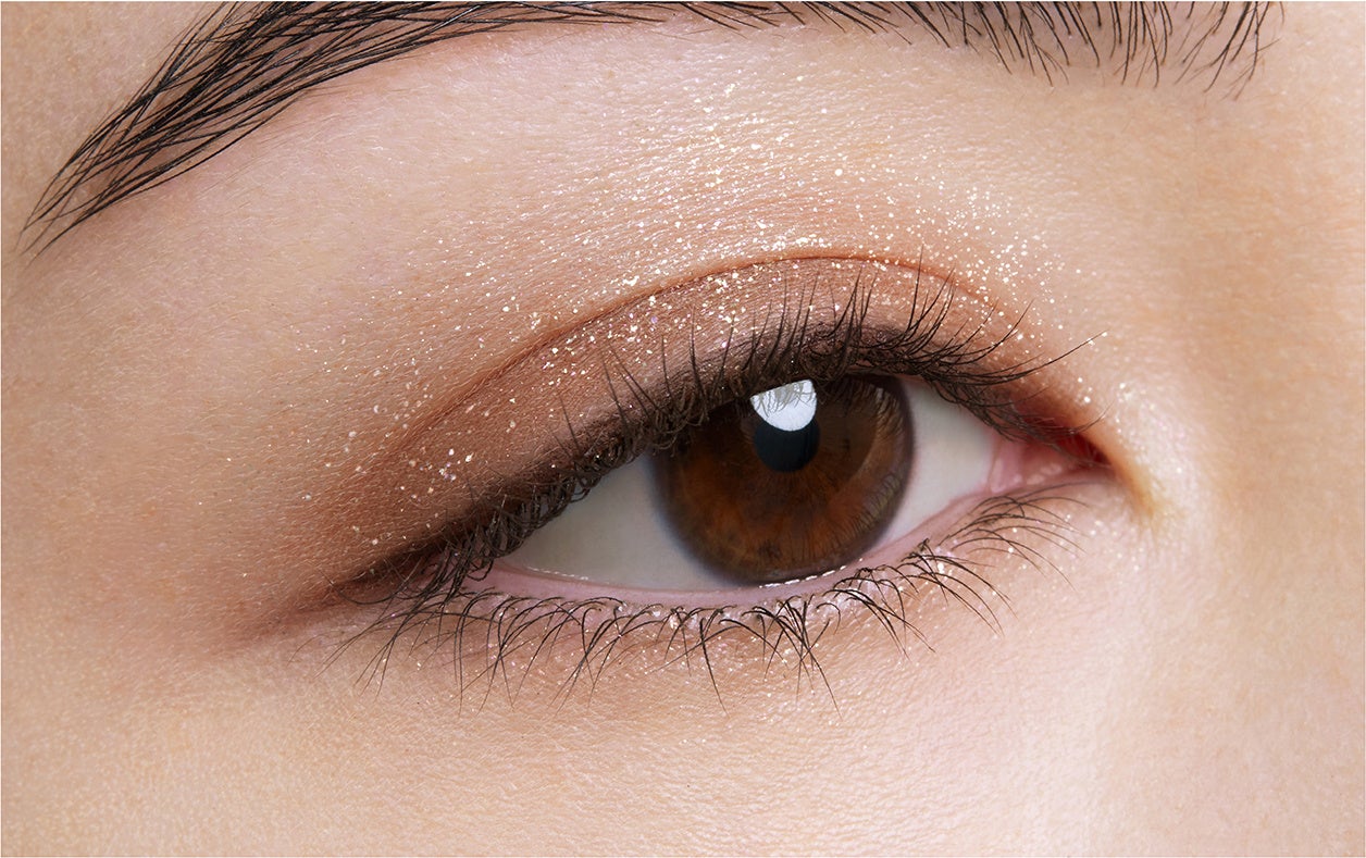 パラドゥ　シングルアイシャドウ ＜BR02 プリズムブラウン＞（仕上がりイメージ目開き）