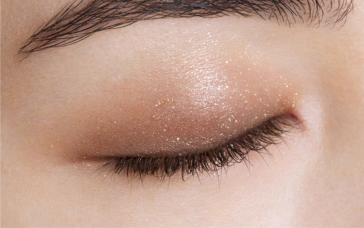 パラドゥ　シングルアイシャドウ ＜BR02 プリズムブラウン＞（仕上がりイメージ目閉じ）