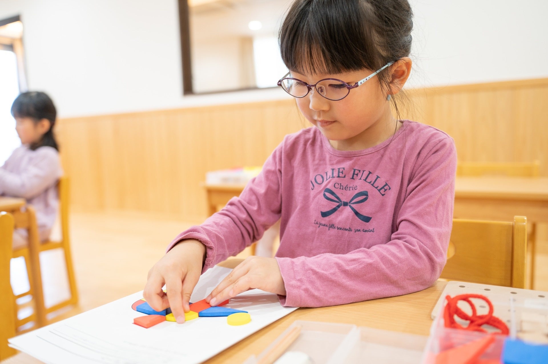 「見えない学力」を育むIQパズルの難問に子どもたちがチャレンジします