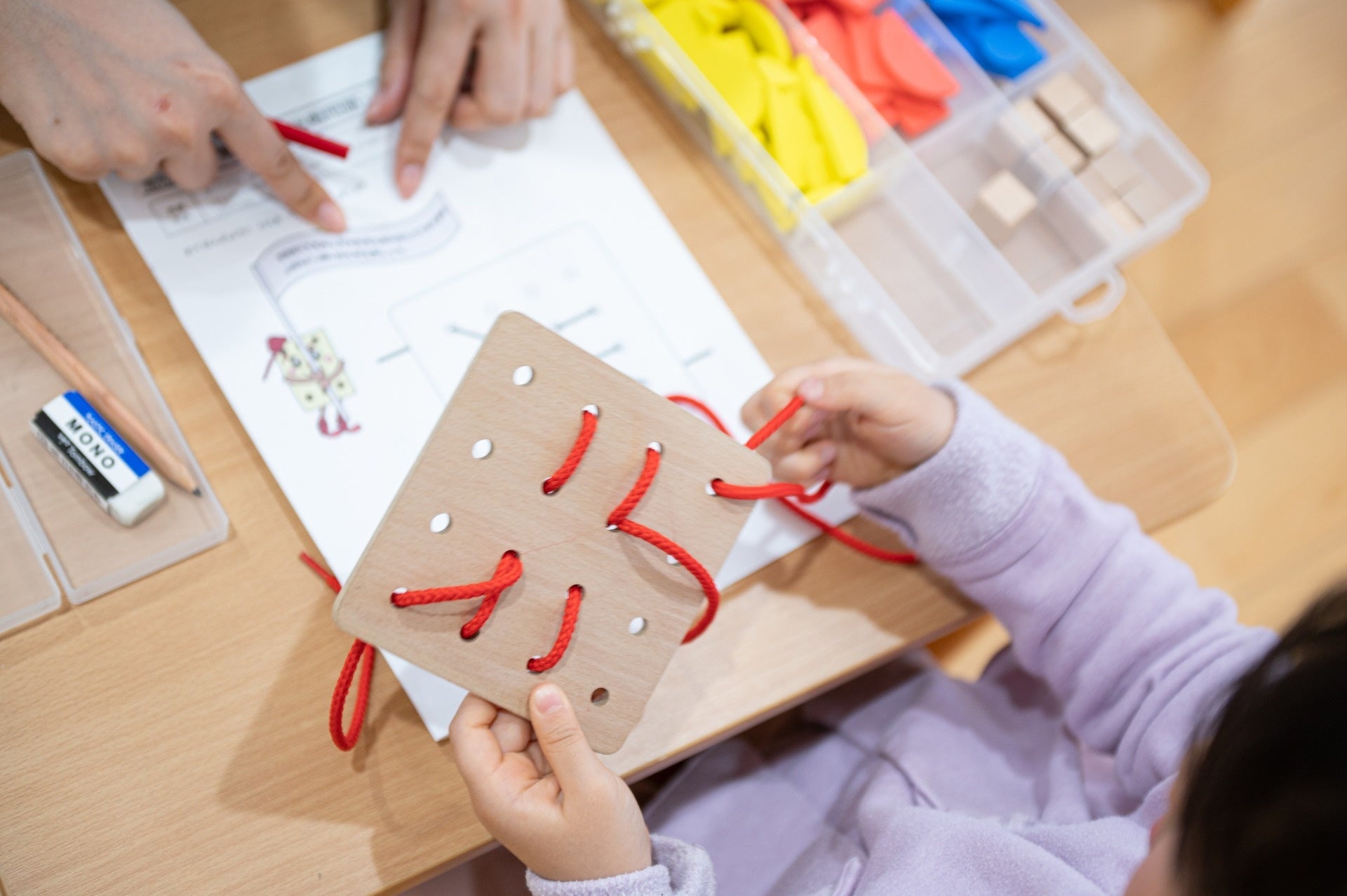 IQパズルに取り組む子ども