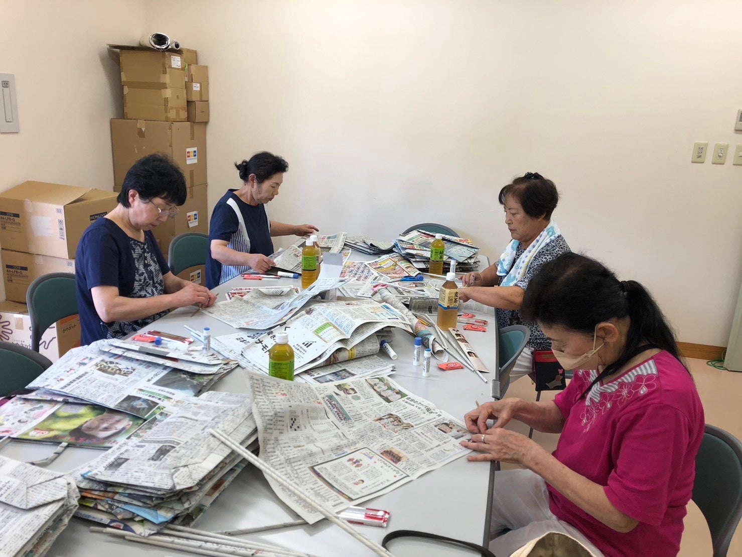 新聞紙マイバック作りの様子