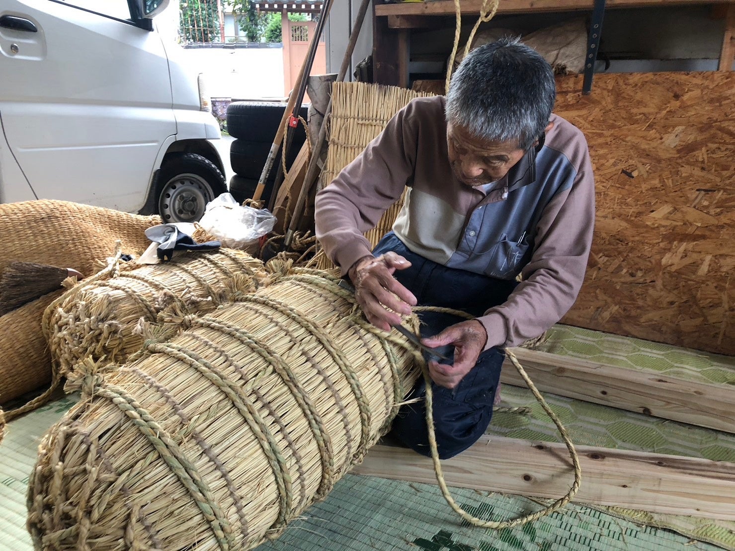 俵を編む分野他美雄さん88歳（池田町在住）