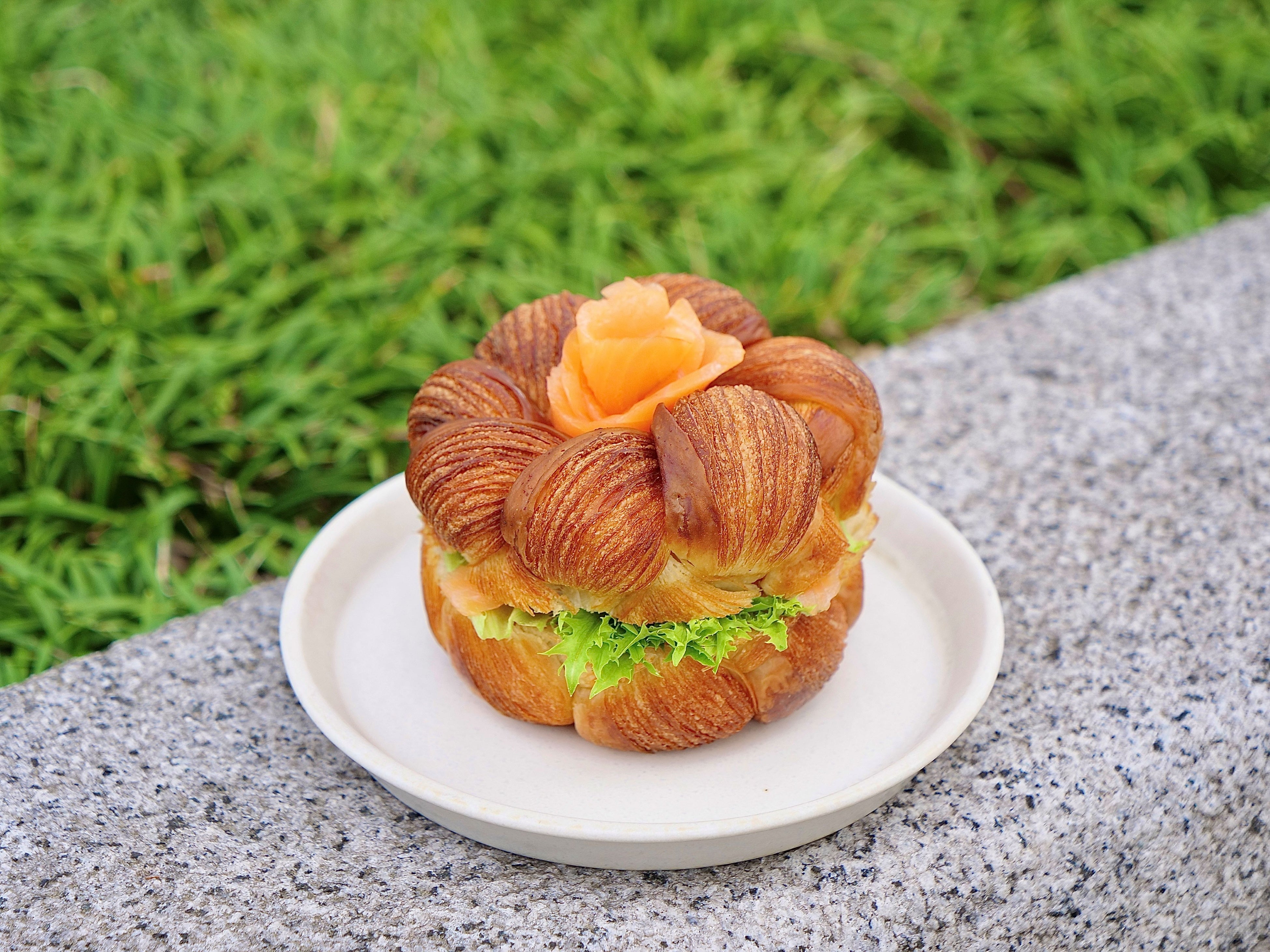 クロワッサンサンド（サーモンとクリームチーズ）