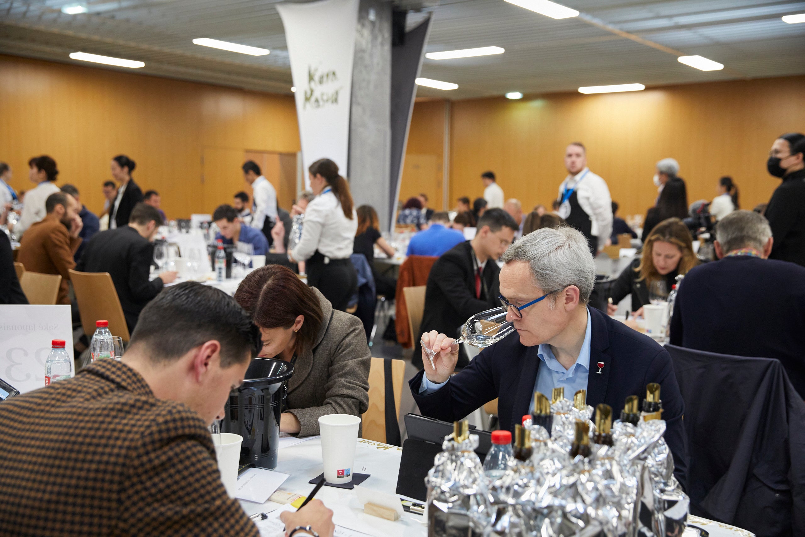 ワイングラスを使用して審査を行う様子