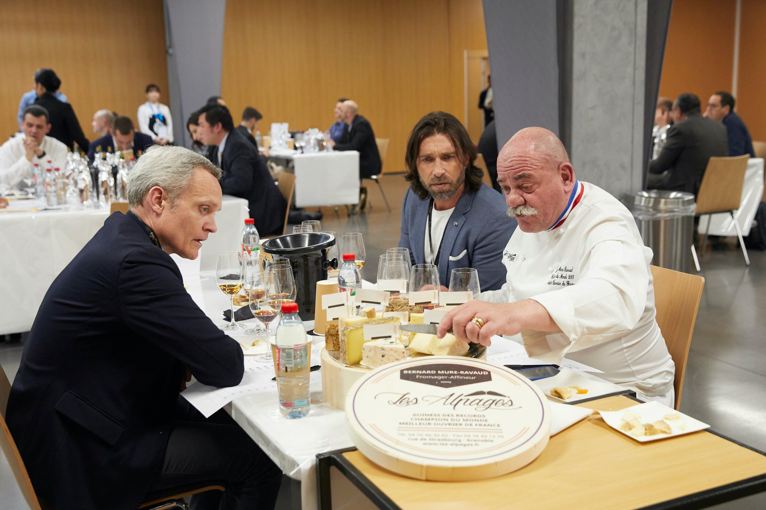 古酒とフロマージュのペアリングを行い、アリアンスガストロノミー賞を選出する審査の様子