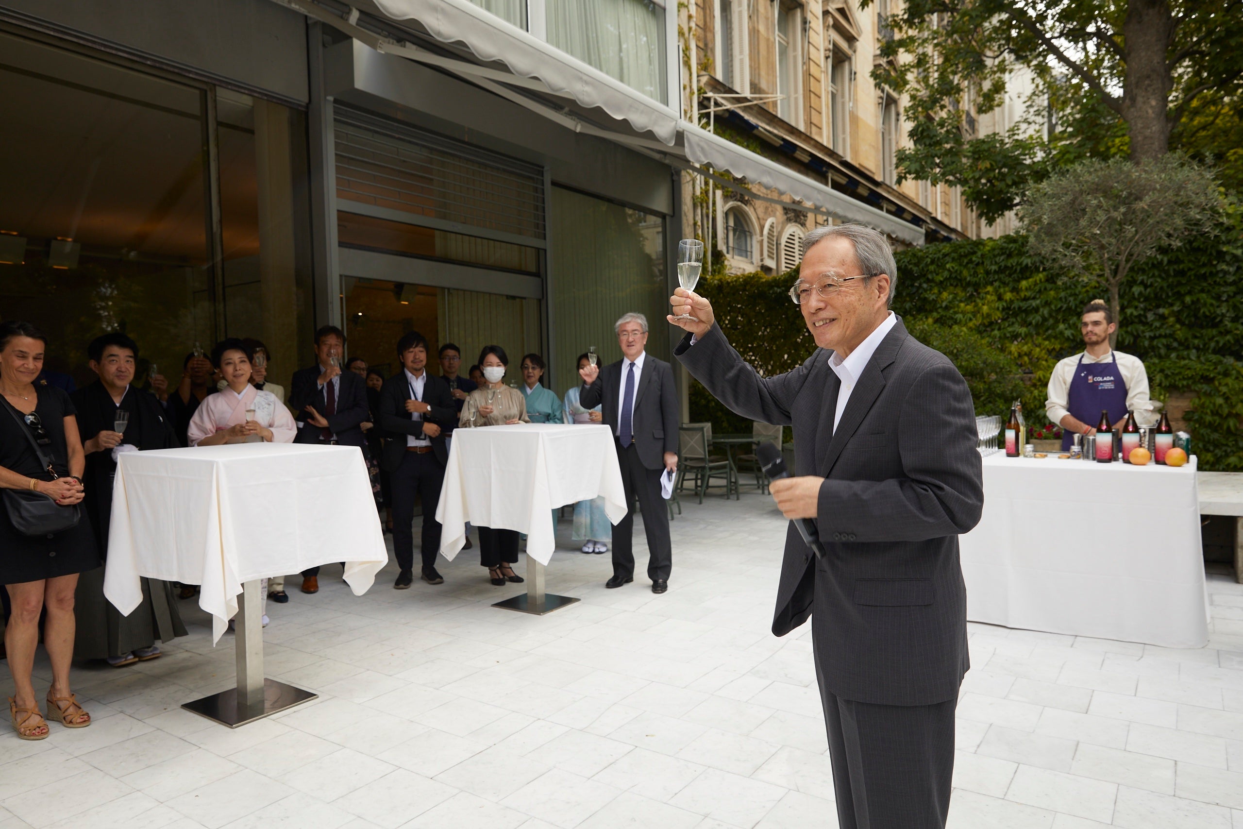 授賞式後に大使公邸で行われた試飲会にて、伊原大使からの乾杯のご発声の様子