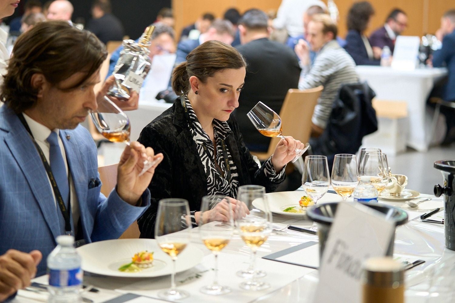 食とのペアリングを評価する審査員