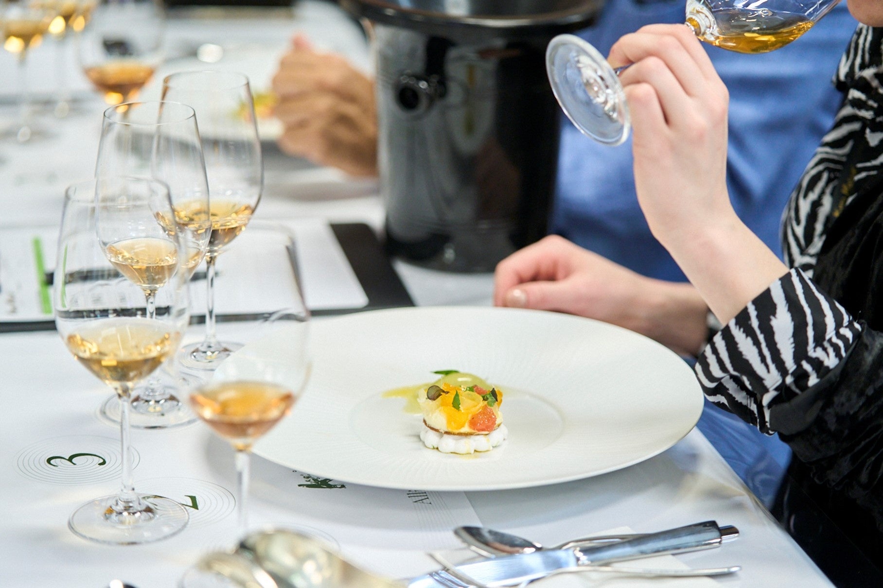 「 ポール・ボキューズ 」 のシェフ パティシエ、Benoît Charvet （ブノワ・シャルヴェ） 氏考案の パティスリーと梅酒のペアリングを審査し、アリアンス ガストロノミー賞を選出する様子