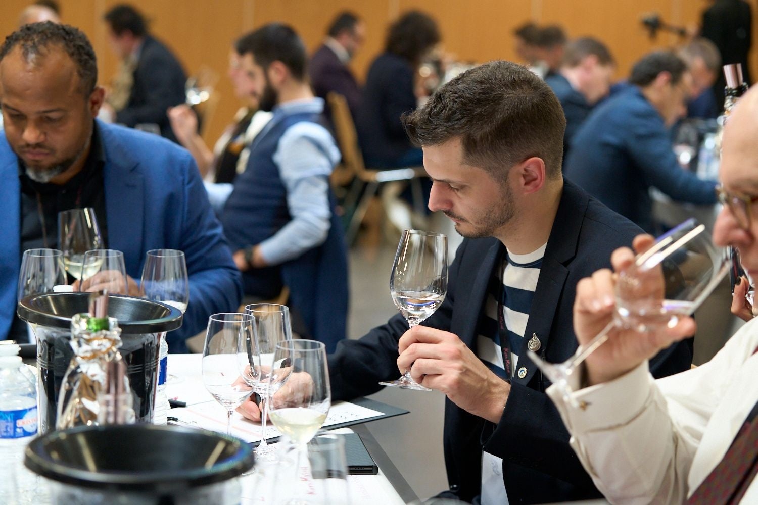 ブラインドによるテイスティング審査の様子