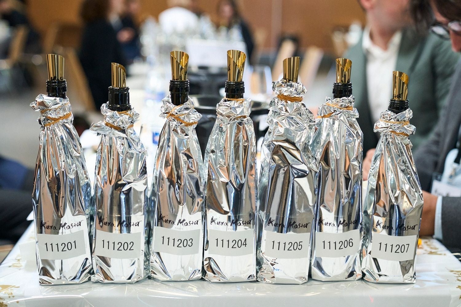 ブラインドによるテイスティング審査の様子