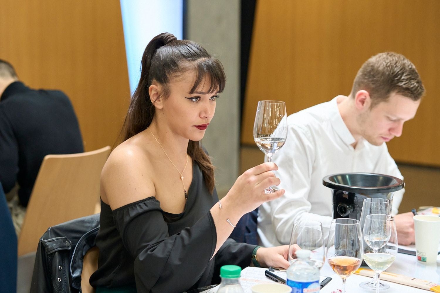 ブラインドによるテイスティング審査の様子