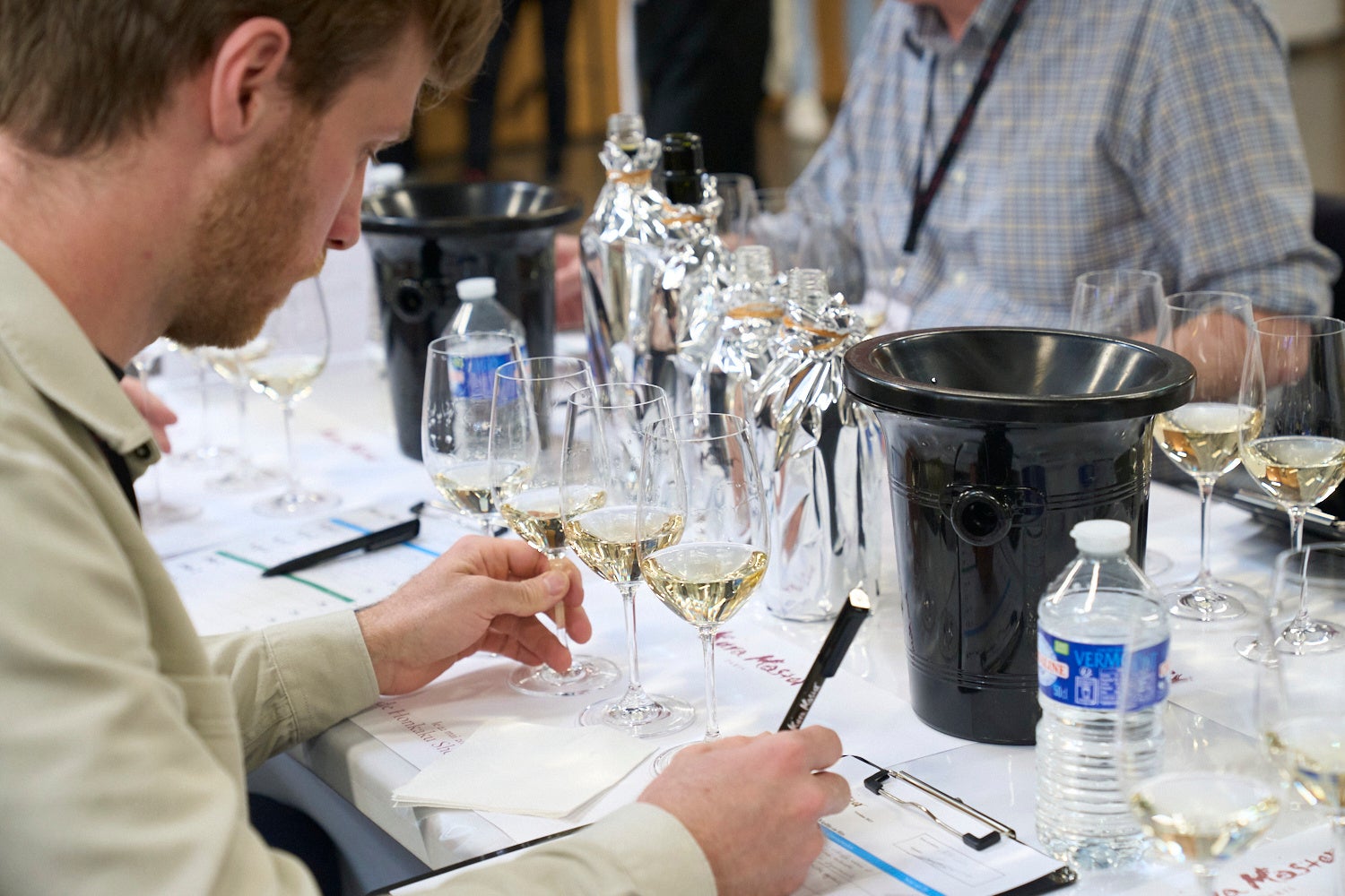 ワイングラスを使用して審査を行う様子
