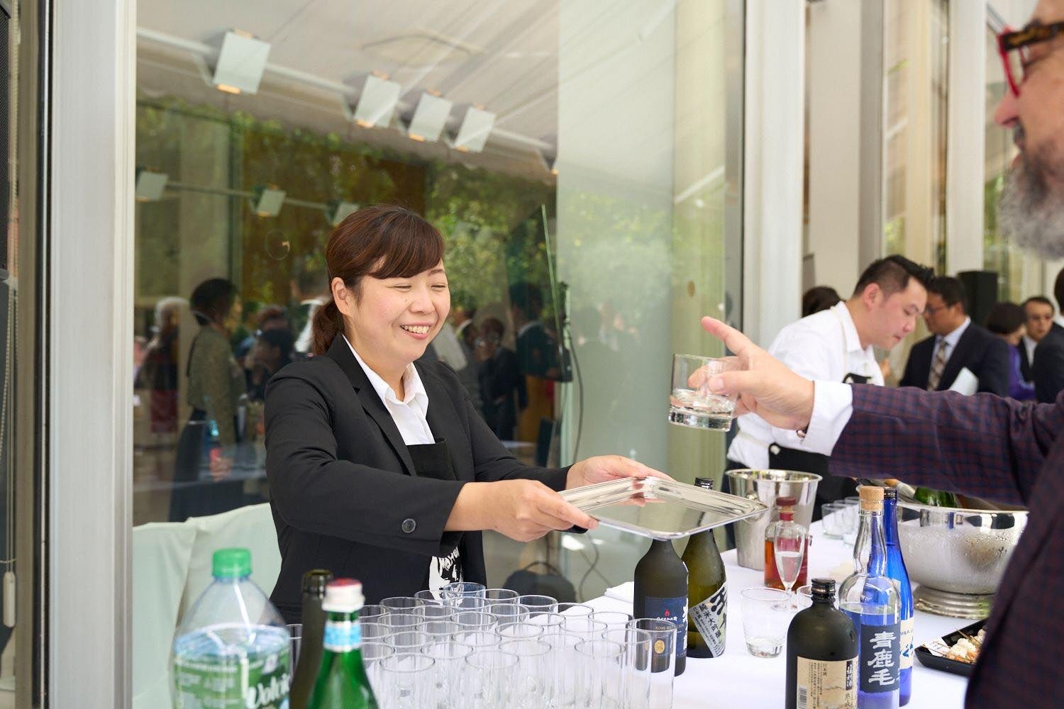 授賞式終了後の大使公邸にて出席者に受賞酒を振舞う様子