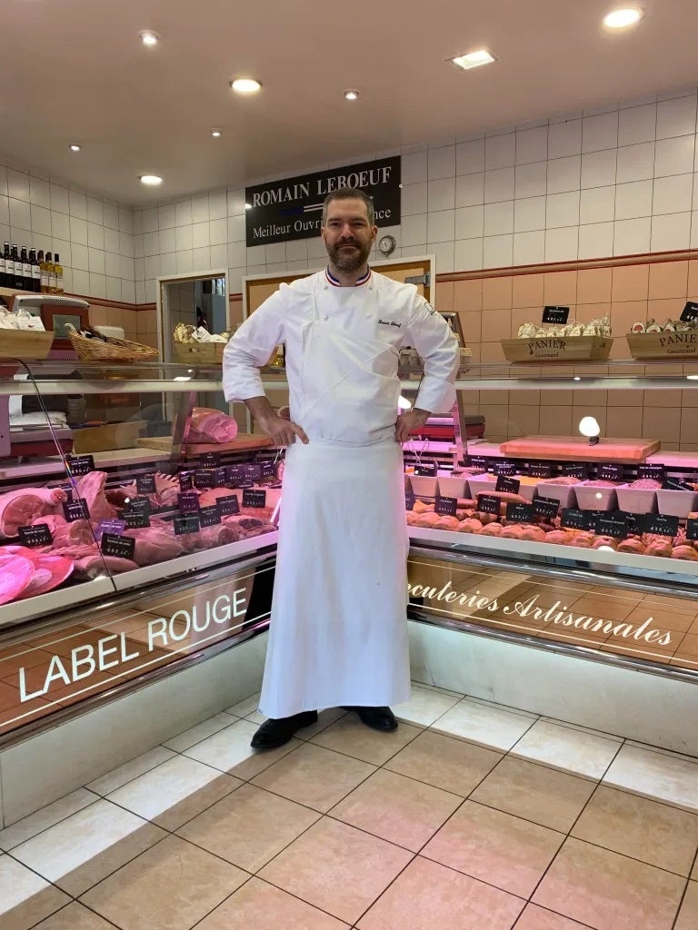 ロマン・ルブフ　Romain Leboeuf フランス中部のベリー出身。10年以上前からパリ15区に拠点を置く。 2009年ヨーロッパ最優秀精肉家受賞。 2015年フランス国家最優秀職人章（MOF）受賞。