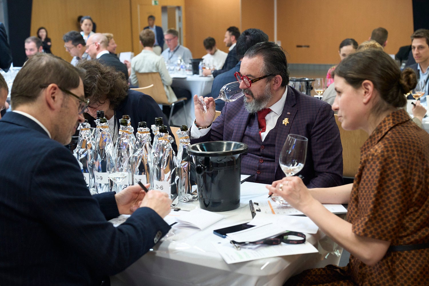 2023年度の審査会の様子。初の日本酒審査員となったフランスソムリエ協会会長ファブリス・ソミエ氏。（写真：赤いネクタイで3つ揃いスーツ着）