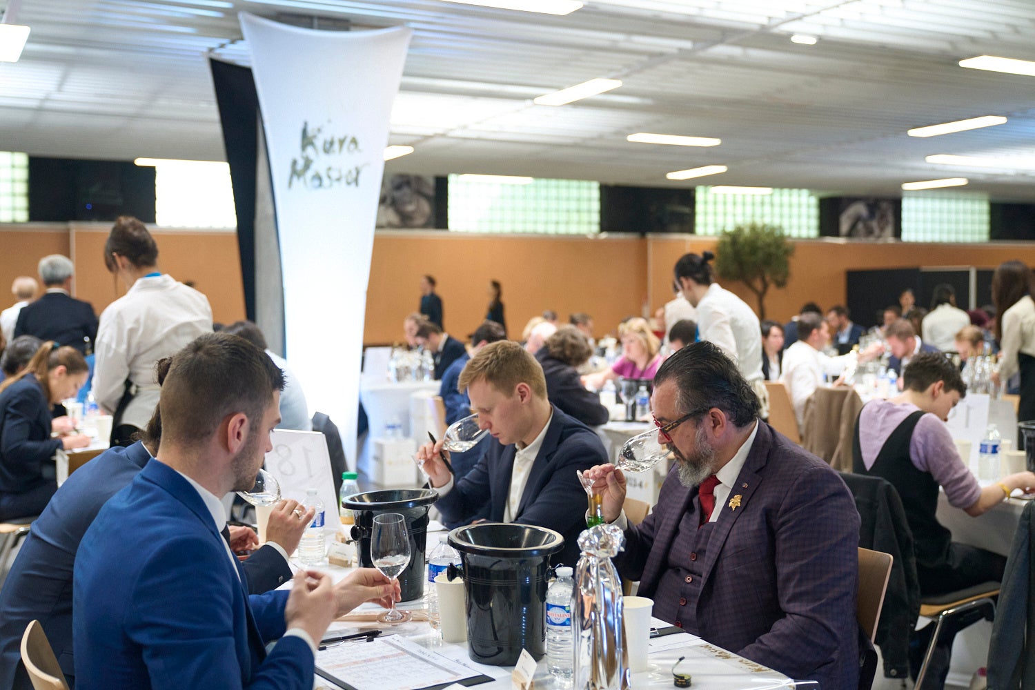 2023年度の審査会の様子。初の日本酒審査員となったフランスソムリエ協会会長ファブリス・ソミエ氏。（写真：赤いネクタイで3つ揃いスーツ着）