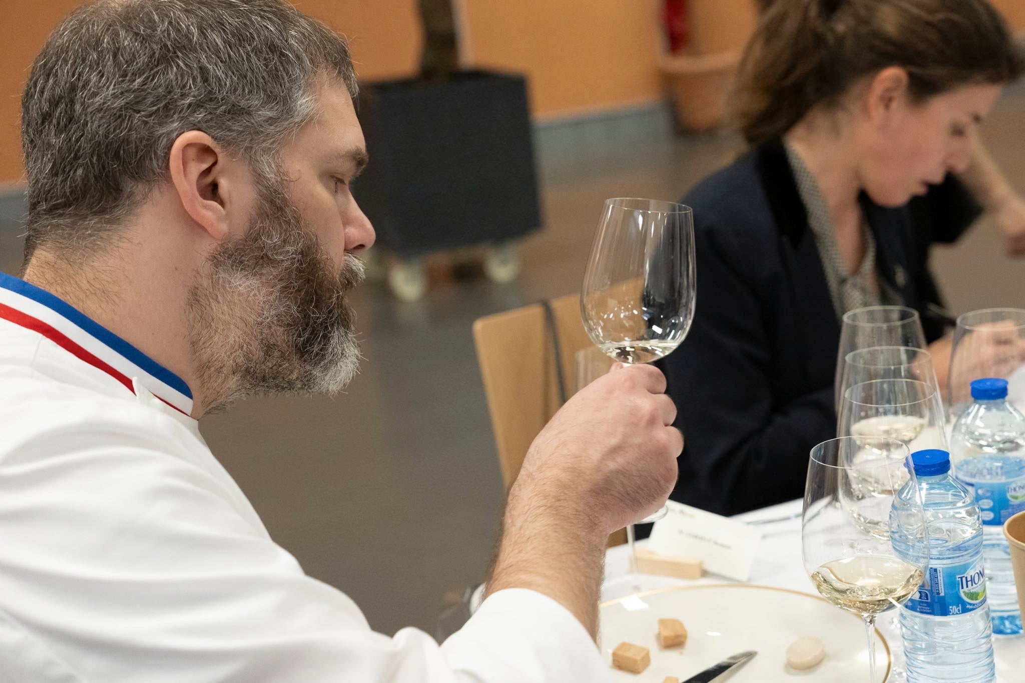 アリアンス ガストロノミー賞 審査会にて シャルキュトリとクラシック酛部門の日本酒との相性を審査するM.O.F.のロマン・ルブフ氏