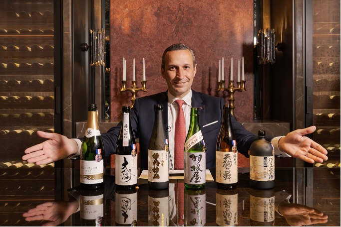 「審査員賞」受賞の日本酒6銘柄を紹介するグザビエ・チュイザ審査委員長　　　　　　　　　　　　　　　　　　　　　　　（「アリアンス ガストロノミー賞」ダブル受賞商品含む）