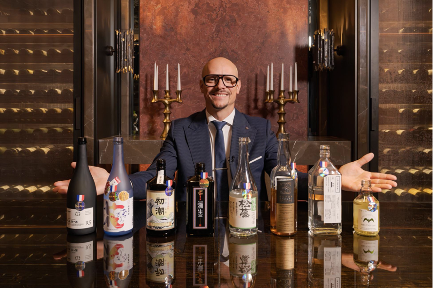 「審査員賞」受賞の本格焼酎・泡盛8銘柄を紹介するクリストフ・ダヴォワンヌ審査委員長