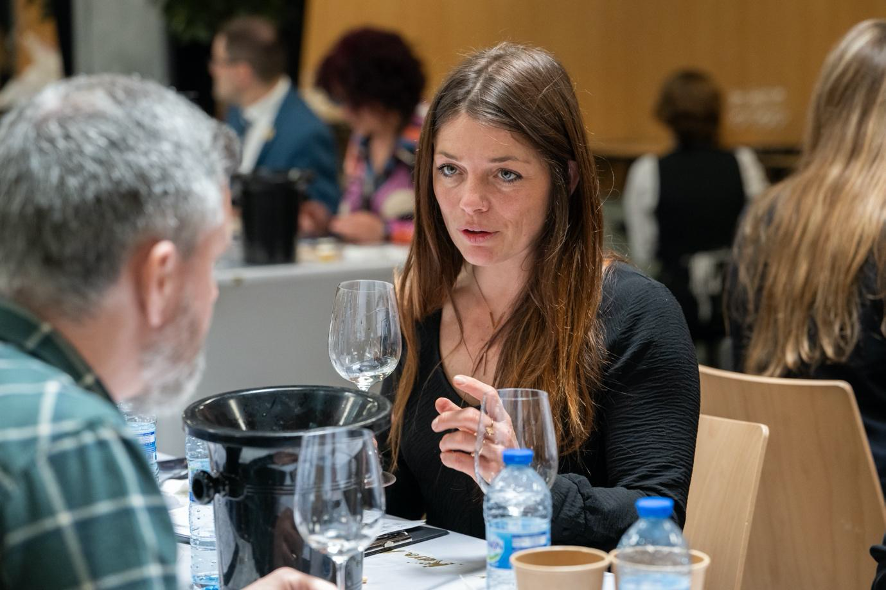 各審査員テーブルでは熱心な議論も交わされた