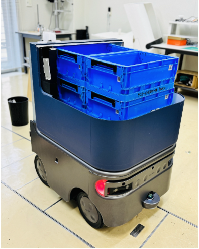 スムーズに作業動線に入れるよう、コンテナボックスの中に資材を載せ、コンテナボックスごと車両の荷室に搭載して搬送します