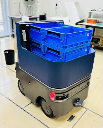 スムーズに作業動線に入れるよう、コンテナボックスの中に資材を載せ、コンテナボックスごと車両の荷室に搭載して搬送します