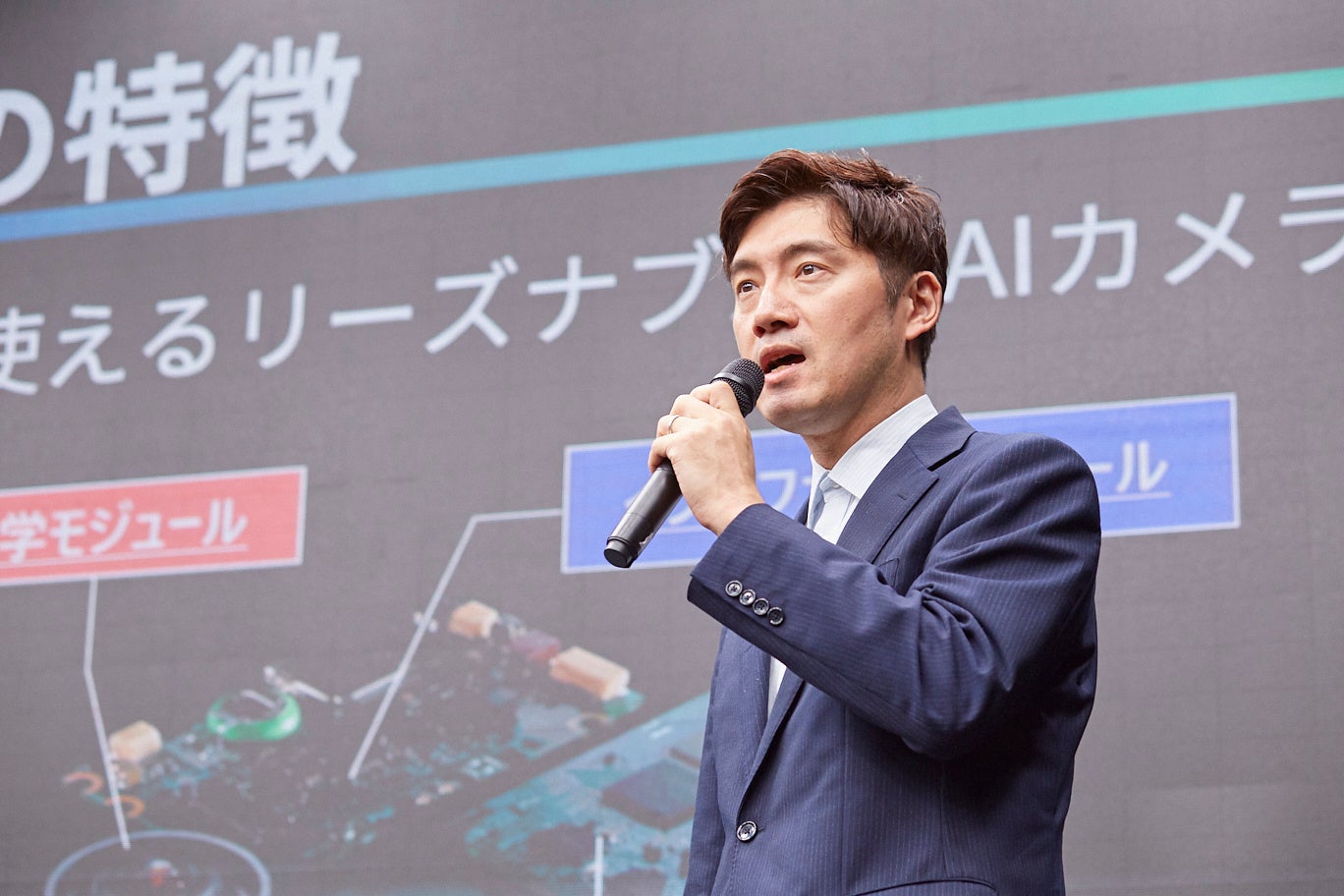 2023年11月1日の授賞式にて、プレゼンテーションをするi-PRO株式会社荒井氏