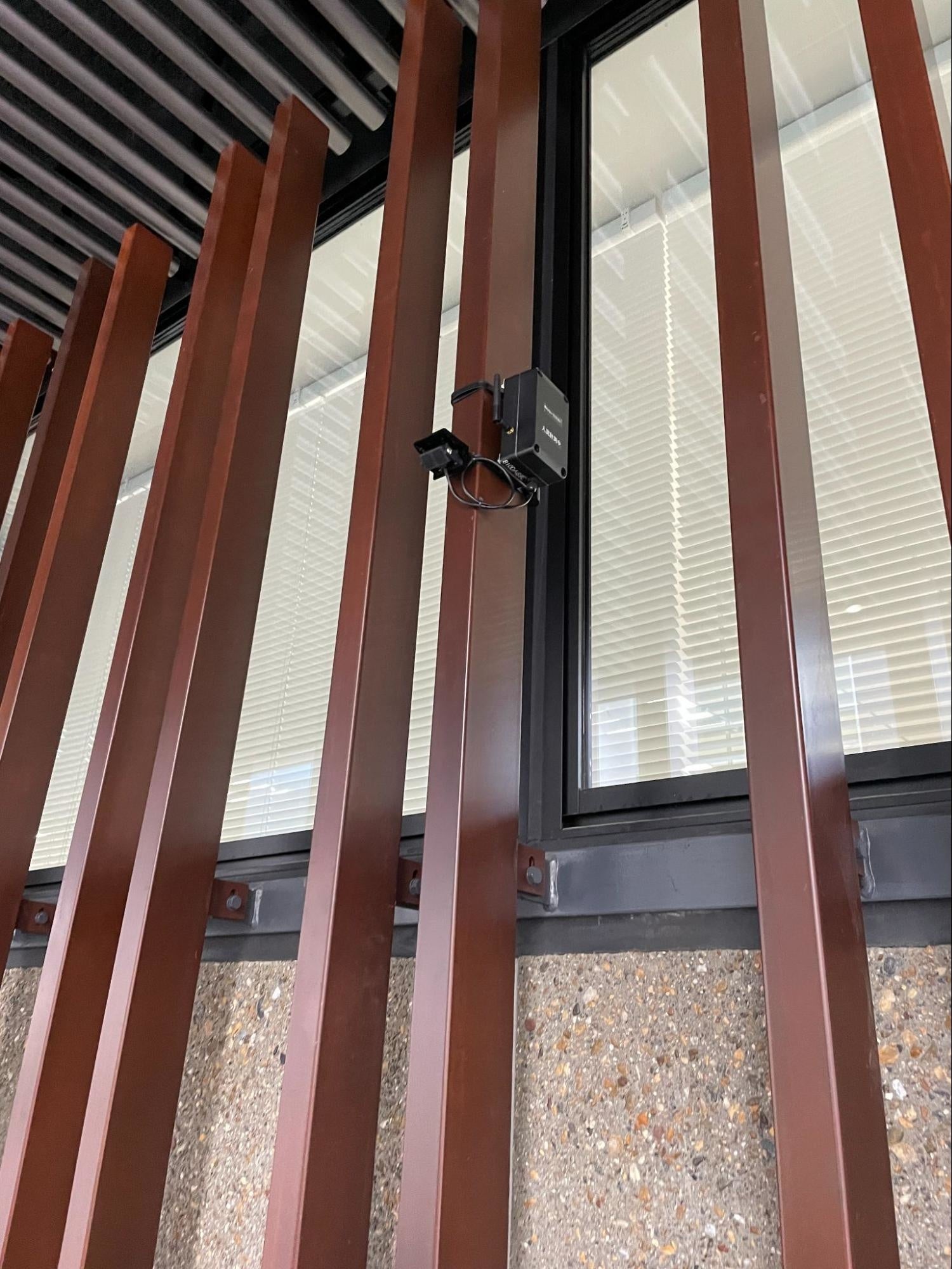 赤外線人流センサーをツドイStreetに設置