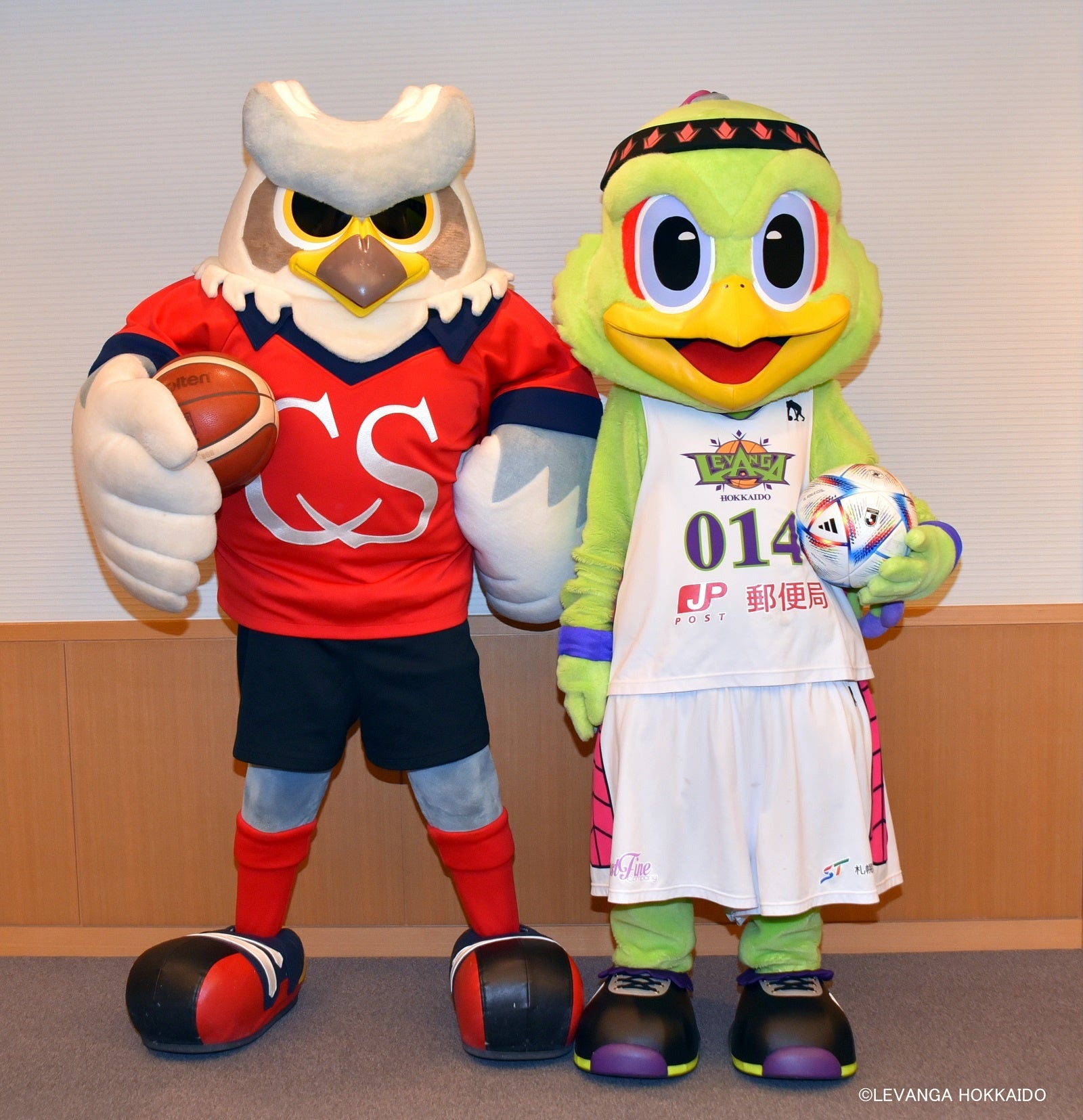 ▲左：北海道コンサドーレ札幌よりドーレくん、右：レバンガ北海道のレバード