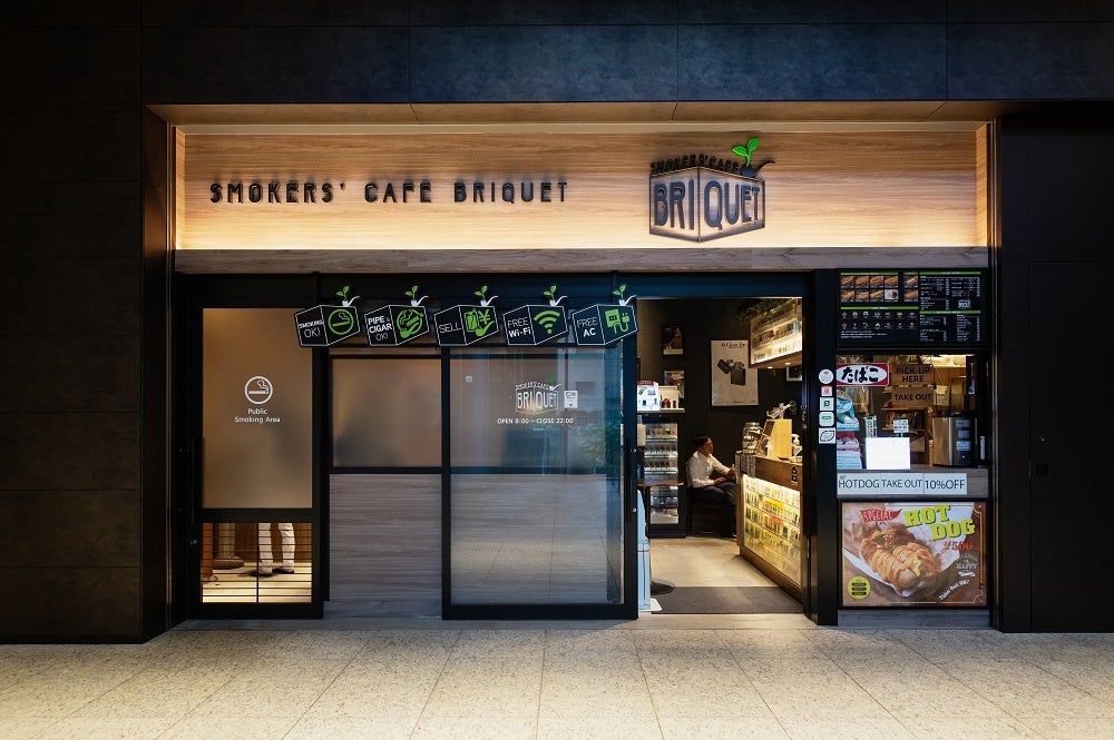 公共の喫煙所を併設（正面向かって左側）している「スモーカーズカフェ ブリケ大手町プレイス店」