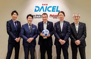 左から、JBFA:剣持事業推進部長、塩嶋理事長、 ダイセル:小河代表取締役社長、杉本代表取締役、廣川執行役員