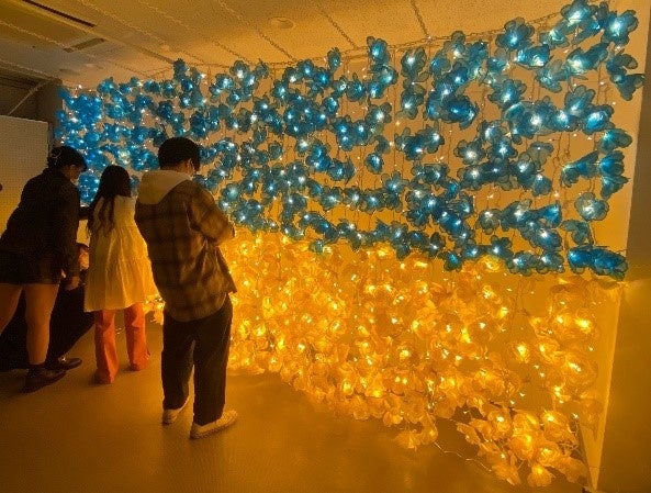 ウクライナ国旗をイメージしたライトアップを制作する学生達