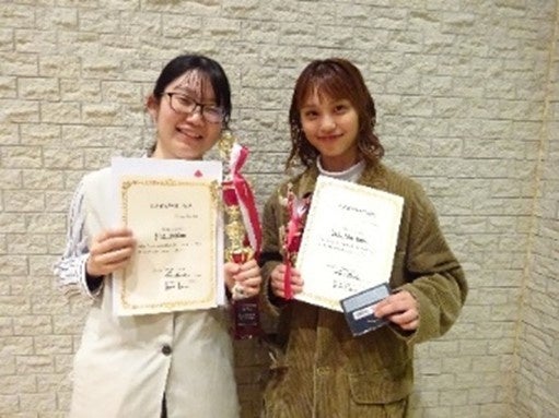 「第２位」に選ばれた大嶋さん（左）と「Best of BGU」に選ばれた村上さん（右）