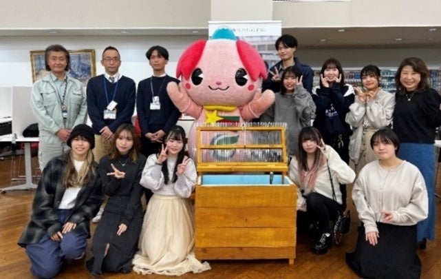 ふじみ野市職員と本学学生によるプロジェクトメンバー (後列中央はふじみ野市キャラクター「ふじみん」、後列右永久教授)