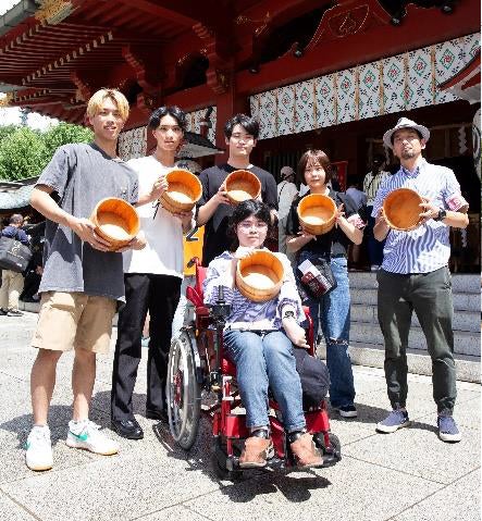 ボランティアとして参加した5名の学生と岩舘豊助教 (右)