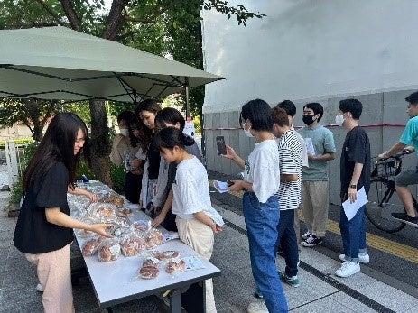 行列のできた夜のパン屋さん