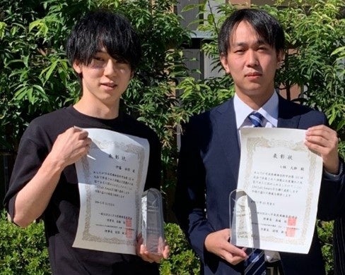 賞状と副賞を手にする伊藤さん（左）と小林さん（右）