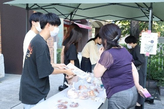 夜のパン屋さんの活動を紹介する学生