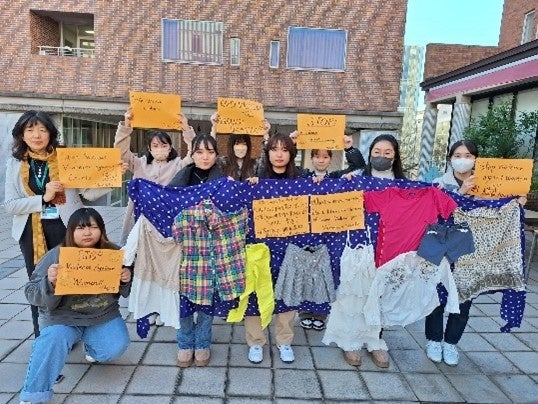 学内でオレンジデーキャンペーンを実施した学生達