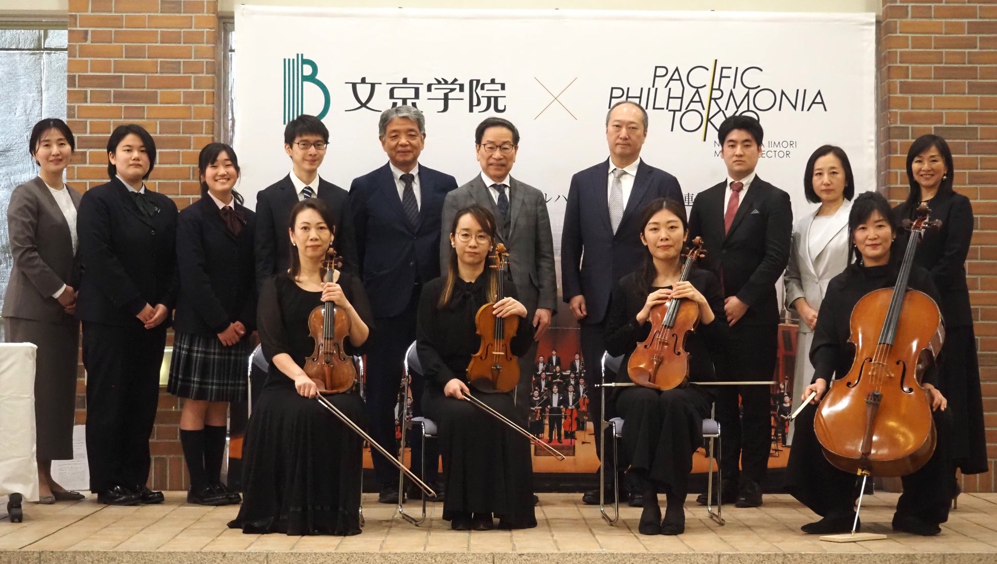 締結式に参加した関係者と本学院学生・生徒・教員