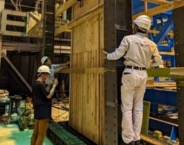 せん断試験後の変形・破壊状況を観察する様子