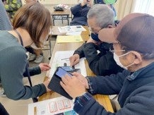 ２０２２年に開催した 高齢者向けスマホ・パソコン教室の様子