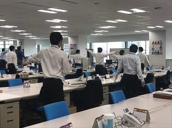 ソーシャルディスタンスを保ったラジオ体操の様子