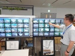 ライブカメラ映像を確認する様子